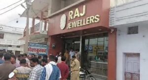CG: दिनदहाड़े ज्वेलरी शॉप लूट की कोशिश, महिला वेश में मिर्ची पाउडर भी लाए, CCTV में सब कैद