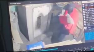 CG:  बैंक में चोरी; लोहे की छड़ और आरी से काटा ताला, कंप्यूटर ले उड़ा, सीसीटीवी में कैद नकाबपोश चोर