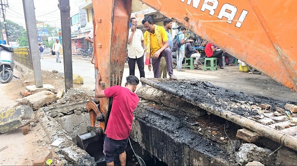 Raigarh: महापौर जीवर्धन चौहान ने पैठूडबरी नाला की कराई सफाई, जलभराव रोकने अधिकारियों को दिए सख्त निर्देश