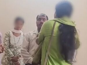 Raigarh News: मंगेतर के साथ प्रोफेसर के कॉलोनी पहुंची युवती, आपत्तिजनक मैसेज भेजने का लगाया आरोप, लड़की ने जड़े थप्पड़