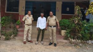 Raigarh News: महिला से छेड़छाड़ के बाद हिंसा, बीच-बचाव करने आए युवक पर चाकू से हमला, रायगढ़ पुलिस ने आरोपी को दबोचा