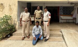 Raigarh News: लोहे के सब्बल और टंगिया से पत्नी व ससुर पर जानलेवा हमला, पति गिरफ्तार, गैर-जमानती धाराओं में कार्रवाई