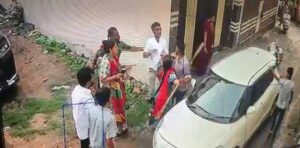 रायगढ़ में दिनदहाड़े दबंगई से सनसनी: कोतरा रोड पर युवक की स्विफ्ट कार रोककर बदमाशों ने किया जानलेवा हमला, एसएसपी से न्याय और सुरक्षा की लगाई गुहार