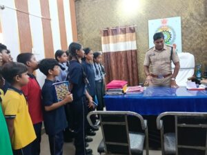 Raigarh News: थाना घरघोड़ा में विद्यार्थियों ने सीखा कानून, सुरक्षा और पुलिसिंग का पाठ, पुलिस की कार्यप्रणाली और नए कानून से हुए रूबरू