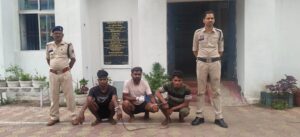 Raigarh News: शराब भट्ठी के पास गुंडागर्दी, राहगीर से शराब पीने के लिए पैसे मांगकर मारपीट, तीन बदमाश गिरफ्तार