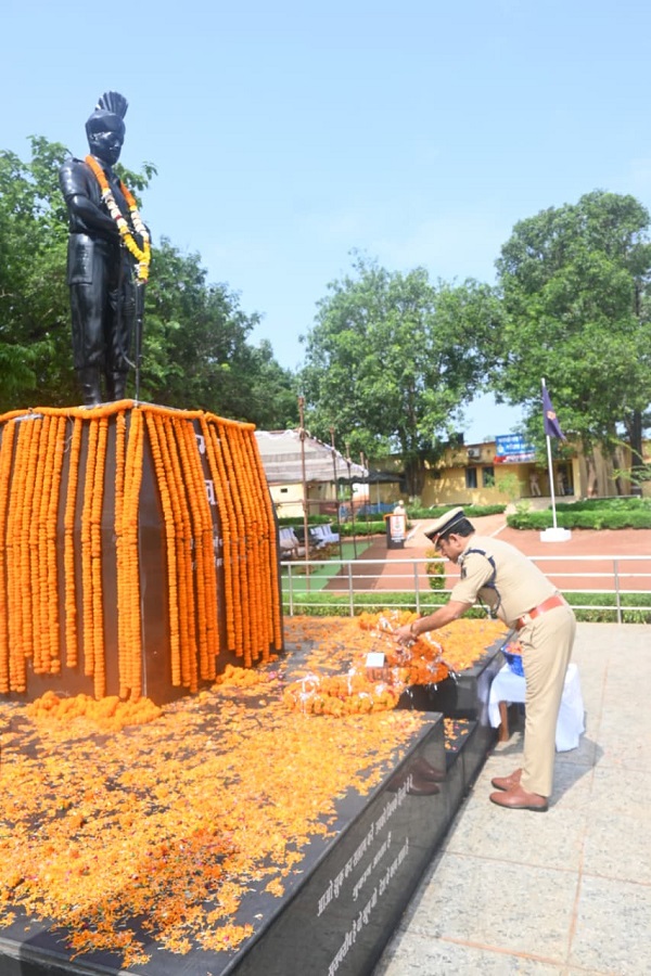 कोरकोट्टी में हुई नक्सल घटना में शहीद पुलिस अधिकारी-जवानों को दी गई श्रद्धांजलि, नक्सल हमले में तत्कालीन पुलिस अधीक्षक शहीद स्वर्गीय विनोद चौबे के साथ 28 जवान हुए थे शहीद