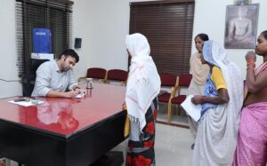 Raigarh News: जनदर्शन में कलेक्टर ने सुनी आमजन की समस्याएं, त्वरित निराकरण के दिए निर्देश, जर्जर स्कूल भवन की मरम्मत और शिक्षकों की व्यवस्था के निर्देश