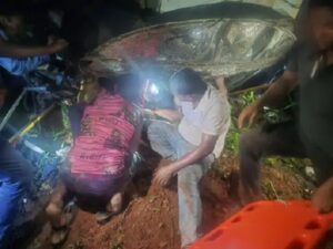 Jashpur News: लोरो घाट में ट्रक रेलिंग से टकराया, घंटों के रेस्क्यू के बाद तीन लोगों की जान बची 