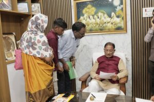 मुख्यमंत्री विष्णुदेव साय ने बगिया में जनदर्शन कर सुनी आमजनों की समस्याएं, आवेदनों के त्वरित एवं गंभीर निराकरण के दिए निर्देश
