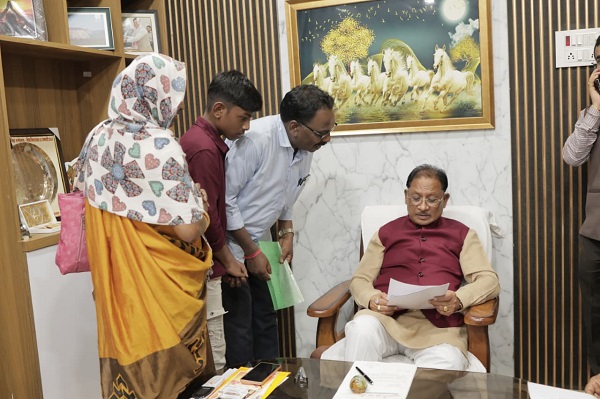 मुख्यमंत्री विष्णुदेव साय ने बगिया में जनदर्शन कर सुनी आमजनों की समस्याएं, आवेदनों के त्वरित एवं गंभीर निराकरण के दिए निर्देश