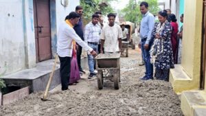 Raigarh: महापौर जीवर्धन चौहान ने किया सीसी रोड निर्माण का निरीक्षण, गुणवत्ता बनाए रखने के दिए निर्देश