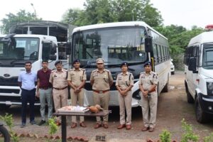 एसपी सुनील शर्मा ने किया नए वाहनों की पूजा-अर्चना, सारंगढ़-बिलाईगढ़ पुलिस को छत्तीसगढ़ शासन से मिली 8 मोटरसाइकिल, 1 बस, 1 मिनी बस और 1 जेल वाहन