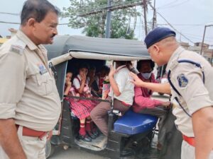 Raigarh News: बच्चों की सुरक्षा सर्वोपरि : क्षमता से अधिक स्कूली बच्चों को बैठाने वाले ऑटो चालकों पर रायगढ़ पुलिस की सख्त कार्रवाई शुरू