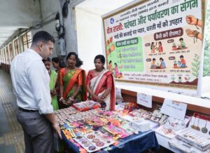 Raigarh News: बिहान की दीदियों की इको-फ्रेंडली बीज राखियों की धूम, कलेक्टर ने राखी खरीदकर समूह की महिलाओं का किया उत्साहवर्धन