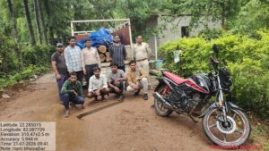 CG News: अवैध लकड़ी परिवहन पर वन विकास निगम की बड़ी कार्रवाई, सागौन के 11 लट्ठों के साथ पिकअप और बाइक जब्त, चार आरोपियों के खिलाफ वन अपराध दर्ज