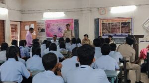 Raigarh News: एसएसपी शशि मोहन सिंह की पहल पर आत्मानंद स्कूल में साइबर, ट्रैफिक और महिला सुरक्षा का महाअभियान