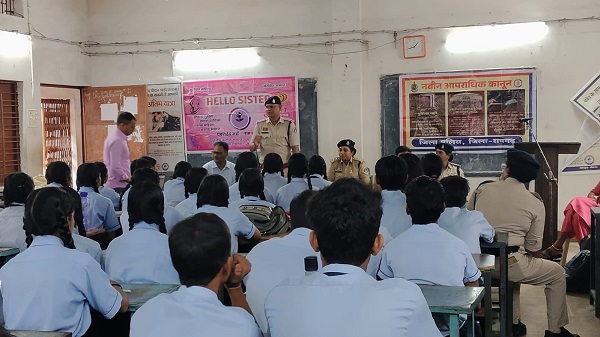 Raigarh News: एसएसपी शशि मोहन सिंह की पहल पर आत्मानंद स्कूल में साइबर, ट्रैफिक और महिला सुरक्षा का महाअभियान