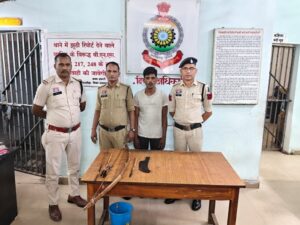 Raigarh News: तीर-धनुष, लोहे का कत्ता के साथ लोगों को धमका रहा आरोपी गिरफ्तार, आर्म्स एक्ट में कार्रवाई, हथियार जब्त कर आर्म्स एक्ट में भेजा जेल
