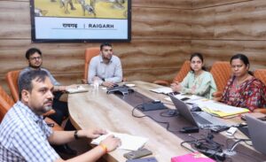 Raigarh: जनसरोकार से जुड़े लंबित प्रकरणों के त्वरित एवं गुणवत्तापूर्ण निराकरण पर कलेक्टर ने दिया विशेष जोर