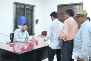 Raigarh News: जनदर्शन में कलेक्टर ने सुनीं आमजन की समस्याएं, पात्र हितग्राहियों को आयुष्मान भारत सहित विभिन्न योजनाओं का लाभ दिलाने के दिए निर्देश
