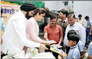 Raigarh News: रोटरी क्लब ऑफ रायगढ़ ग्रेटर ने चार सौ बच्चों को निःशुल्क कॉपी-किताब किया वितरण, जरुरतमंद बच्चों के अधरों पर छाई मुस्कान