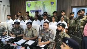 बीजापुर में 49 लाख के इनामी 8 माओवादी मुख्यधारा में लौटे, मिसिर बेसरा की गिरफ्तारी के बाद नक्सलियों का समर्पण