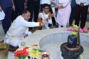 सावन की पूर्व संध्या पर मुख्यमंत्री विष्णु देव साय ने कैलाशपति धाम में किया जलाभिषेक, भगवान मनकामेश्वर महादेव से प्रदेश की सुख-समृद्धि, शांति और खुशहाली की कामना