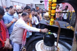 गुरु पूर्णिमा पर कोसमनारा पहुंचे मुख्यमंत्री विष्णु देव साय, सत्यनारायण बाबा धाम में की पूजा-अर्चना, प्रदेशवासियों की सुख-समृद्धि और खुशहाली के लिए भगवान भोलेनाथ से मांगा आशीर्वाद
