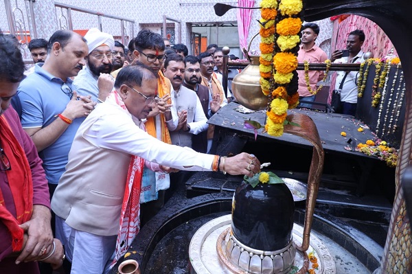 गुरु पूर्णिमा पर कोसमनारा पहुंचे मुख्यमंत्री विष्णु देव साय, सत्यनारायण बाबा धाम में की पूजा-अर्चना, प्रदेशवासियों की सुख-समृद्धि और खुशहाली के लिए भगवान भोलेनाथ से मांगा आशीर्वाद