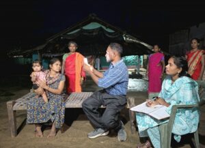 अंधेरी रात, मूसलाधार बारिश और टॉर्च की रोशनी में पहुंचा स्वास्थ्य सुरक्षा का भरोसा, वनांचल के गांव में स्वास्थ्य कर्मियों ने घर-घर बनाकर दिए आयुष्मान कार्ड