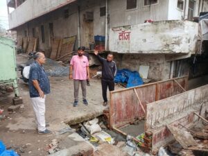 Raigarh News: जल निकासी व्यवस्था सुधारने निगम आयुक्त क्षत्रिय का मैदानी निरीक्षण, नाला के ऊपर किए गए अतिक्रमण हटाने और पानी निकासी के लिए विस्तृत कार्ययोजना बनाने के दिए निर्देश