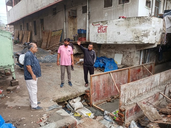 Raigarh News: जल निकासी व्यवस्था सुधारने निगम आयुक्त क्षत्रिय का मैदानी निरीक्षण, नाला के ऊपर किए गए अतिक्रमण हटाने और पानी निकासी के लिए विस्तृत कार्ययोजना बनाने के दिए निर्देश