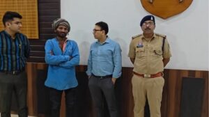Raigarh News: राजस्थान से सकुशल लौटे रामदास महंत ने एसएसपी शशि मोहन सिंह से की सौजन्य भेंट
