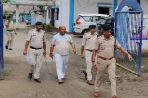Raigarh News: लेन-देन के विवाद में युवक से मारपीट कर कार लूटने वाला आरोपी गिरफ्तार, लूटी गई 10 लाख की मारुति XL-6 कार बरामद