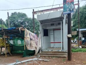 CG News: टूटी ATM मशीन छोड़ भागे चोर; बीती रात अज्ञात चोरों का धावा, सड़क पर नहीं खुला कैश बॉक्स; चोरी का प्रयास विफल