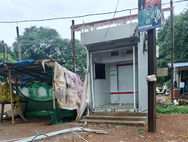 CG News: टूटी ATM मशीन छोड़ भागे चोर; बीती रात अज्ञात चोरों का धावा, सड़क पर नहीं खुला कैश बॉक्स; चोरी का प्रयास विफल
