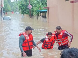 बिलासपुर में जलप्रलय के बीच उम्मीद की डोर, सुबह 5 बजे से मैदान में उतरी निगम टीम, रेस्क्यू कर सुरक्षित निकाले गए लोग