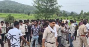 CG News: टैंकर ने तीन स्कूली बच्चों को कुचला, दो की मौत, गुस्साए ग्रामीणों ने लगाया जाम