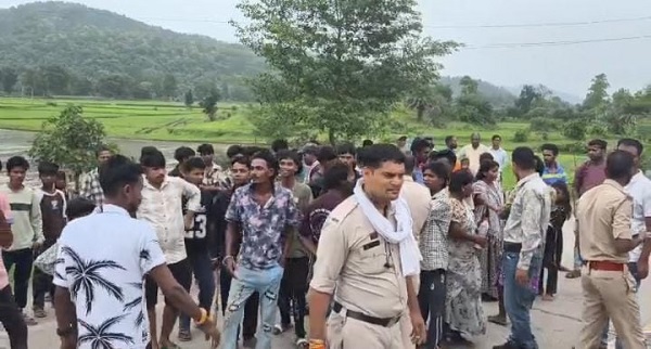 CG News: टैंकर ने तीन स्कूली बच्चों को कुचला, दो की मौत, गुस्साए ग्रामीणों ने लगाया जाम