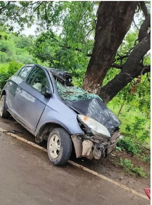 CG News:  तेज रफ्तार कार पेड़ से टकराई, पेड़ से टकराकर कार के उड़े परखच्चे, दो युवकों की मौत