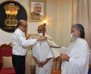 राज्यपाल रमेन डेका से सर्वाेदय शांति पदयात्रा के संतों ने की सौजन्य भेंट