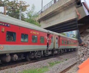 रायपुर में ट्रेन के सामने कूदा युवक, पायलट ने लगाया इमरजेंसी ब्रेक, गंभीर रूप से हुआ घायल