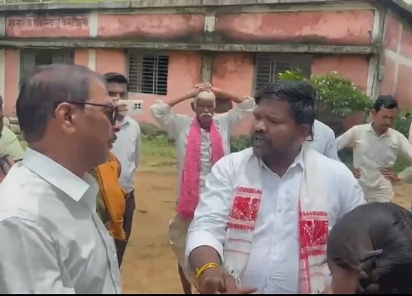 Raigarh News: हाई स्कूल में सायकिल वितरण का विरोध, रवि भगत ने गुणवत्ता पर उठाए सवाल, पुलिस ने हिरासत में लिया