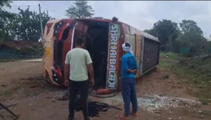 जशपुर में बस का एक्सीडेंट, मोड़ पर बेकाबू होकर पलटी, 10 यात्री घायल, घायलों का इलाज जारी