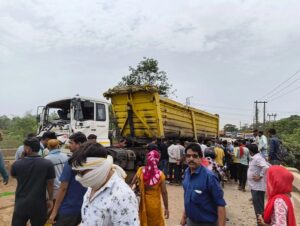 CG News: कोयले से लदे ट्रेलर ने दो युवतियों को कुचला, पेट से होकर निकला टायर; तीसरे की हालत गंभीर