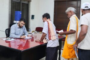 Raigarh News: जनदर्शन में कलेक्टर ने सुनी लोगों की समस्याएं, विभिन्न मांगों और समस्याओं को लेकर पहुंचे आवेदक, संबंधित अधिकारियों को समयबद्ध कार्रवाई के दिए निर्देश