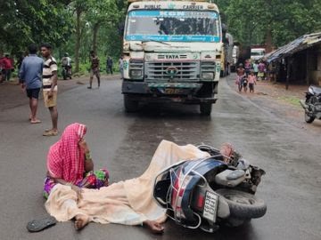 Raigarh News: ट्रक की टक्कर से स्कूटी सवार की मौत, चालक मौका पाकर हुआ फरार, देउरमार के पास हुआ हादसा, पुलिस जांच में जूटी