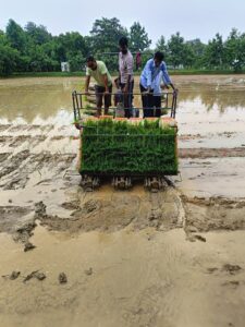  Raigarh: मशीन से धान रोपाई को किसानों ने बताया फायदेमंद, विद्यार्थियों ने भी किया प्रेक्टिकल, जिंदल पॉवर द्वारा किसानों को कम समय और लागत में खेती करने किया जा रहा प्रेरित