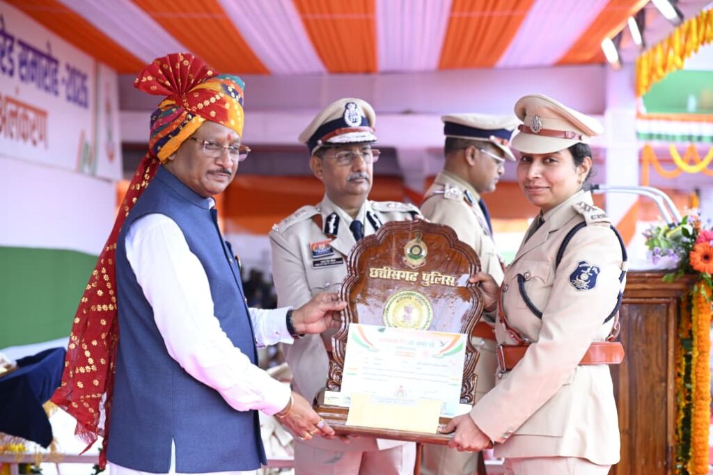 मुख्यमंत्री  विष्णु देव साय के करकमलों से उत्कृष्ट सेवा के लिए सम्मानित हुए पुलिस एवं नगर सेना के अधिकारी-कर्मचारी
