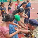 जहां कभी बंदूक थी, वहां बंधा रिश्तों का धागा…बस्तर में राखी ने बदली ‘दुश्मनी’ की परिभाषा, 25 साल नक्सली संगठन में रहीं मीना ने जवानों की कलाई पर बांधी राखी